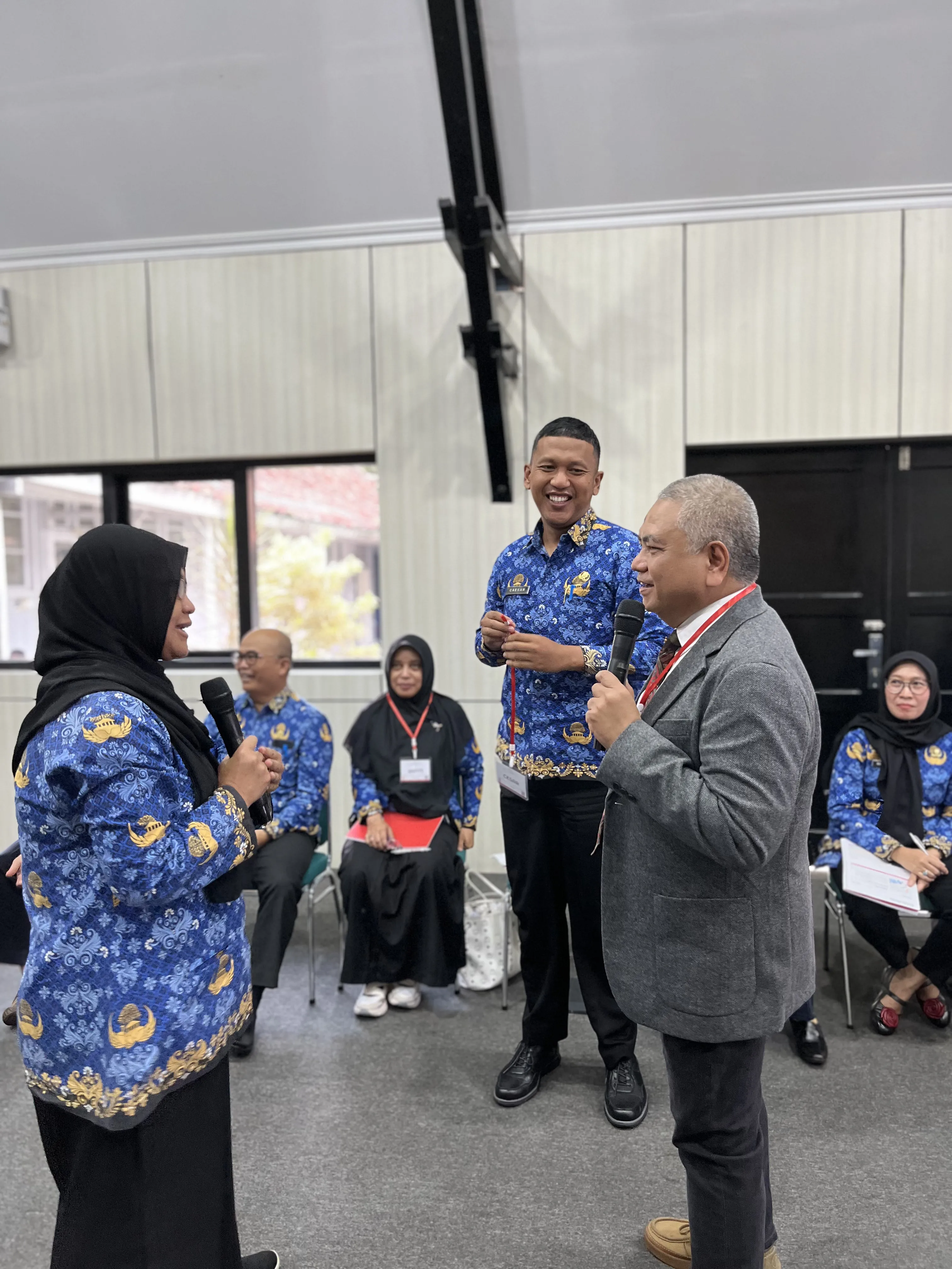 Tim Virexa sedang berdiskusi strategi